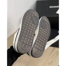 Женские белые кроссовки Chanel